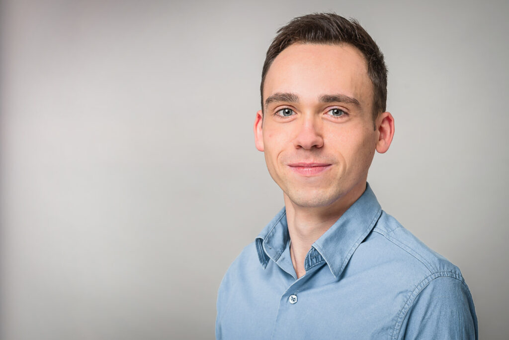 bewerbungsbild-headshot-businessshooting-fotostudio-heller_hintergrund-mann-07