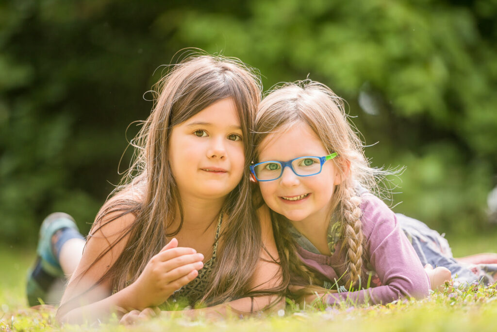 kindergarten-fotograf-braunschweig-aussen-geschwister-kinder-07