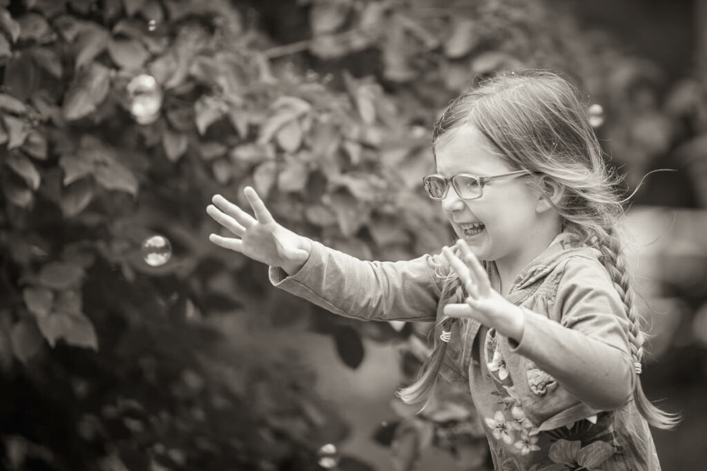kindergarten-fotograf-braunschweig-aussen-geschwister-kinder-schwarzweiss-18
