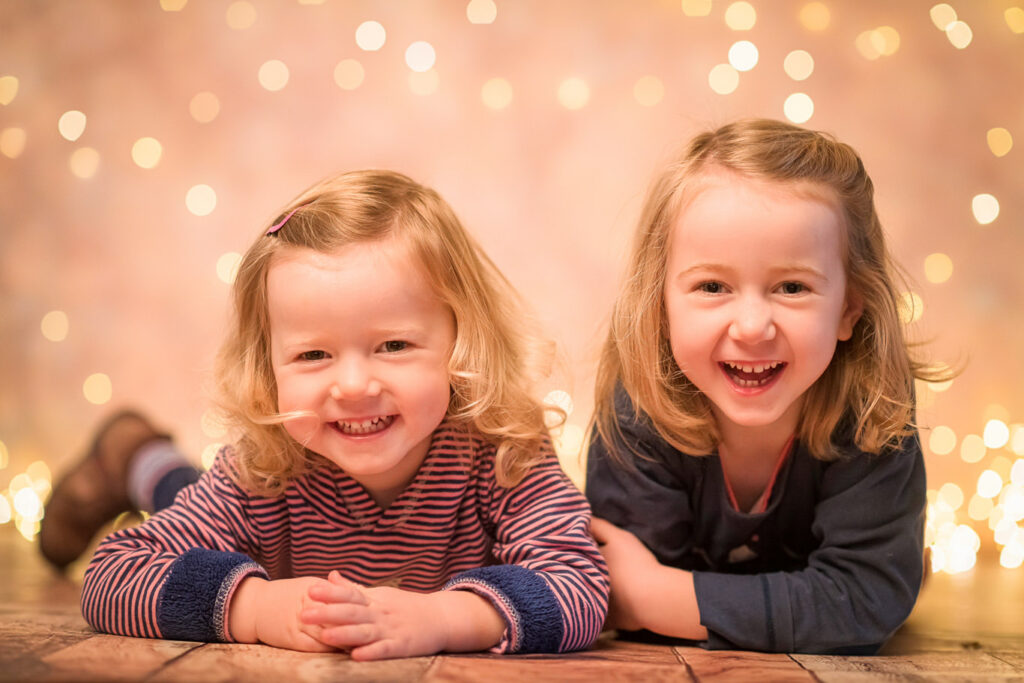 kindergarten-fotograf-braunschweig-fotostudio-geschwister-lichterkette-23