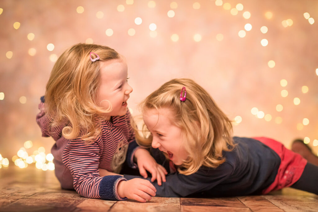 kindergarten-fotograf-braunschweig-fotostudio-geschwister-lichterkette-24