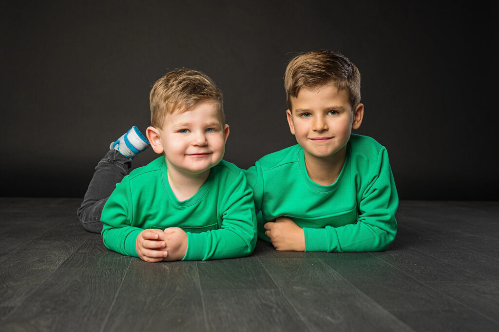 kindergarten-fotograf-braunschweig-fotostudio-geschwister-lichterkette-33
